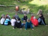 Mattias pratar om med juniorerna om huggormar, fästingar och andra saker man kan råka ut för på läger